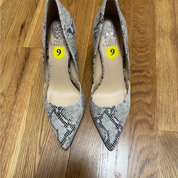 Size 9 Vince Camuto snakeskin 4” heels - Picture 12 of 13